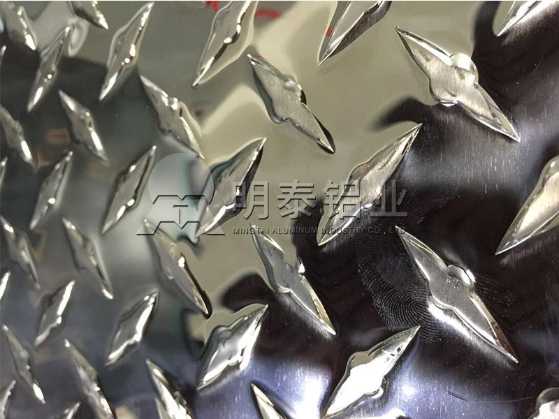 鋁板廠家_工廠廠房用防滑一條筋花紋鋁板卷價(jià)格多少錢？